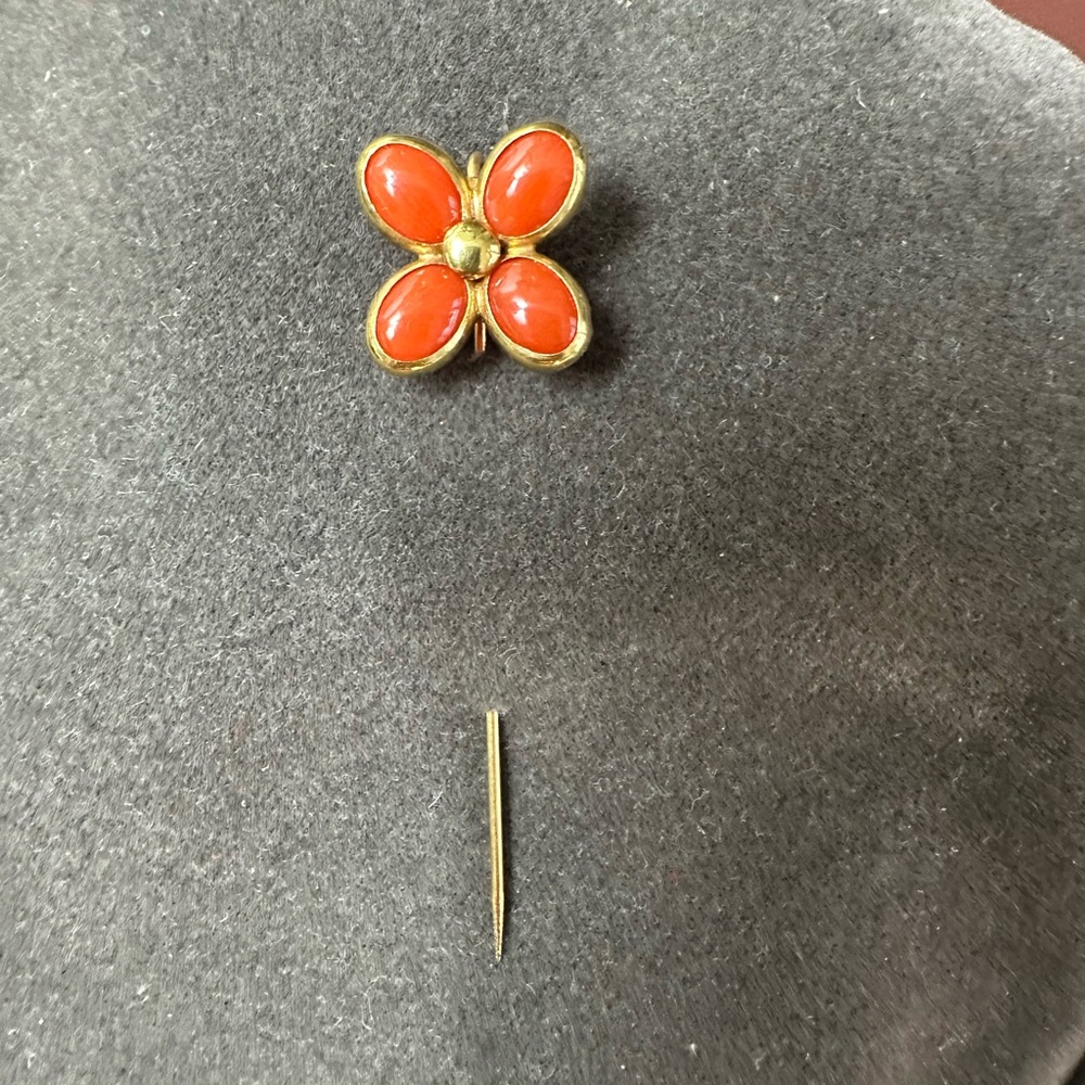 4 leaf Clove 18 K yellow Gold and coral stone pin NOT AVAILABLE !!!